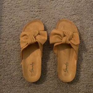 Bow sandals